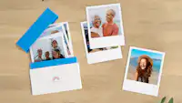 Retro-Prints mit Box auf einem Tsch Retro-Prints mit Box auf einem Tsch. Die Retro-Prints sind mit Fotos von Freunden und Pärchen gestaltet.