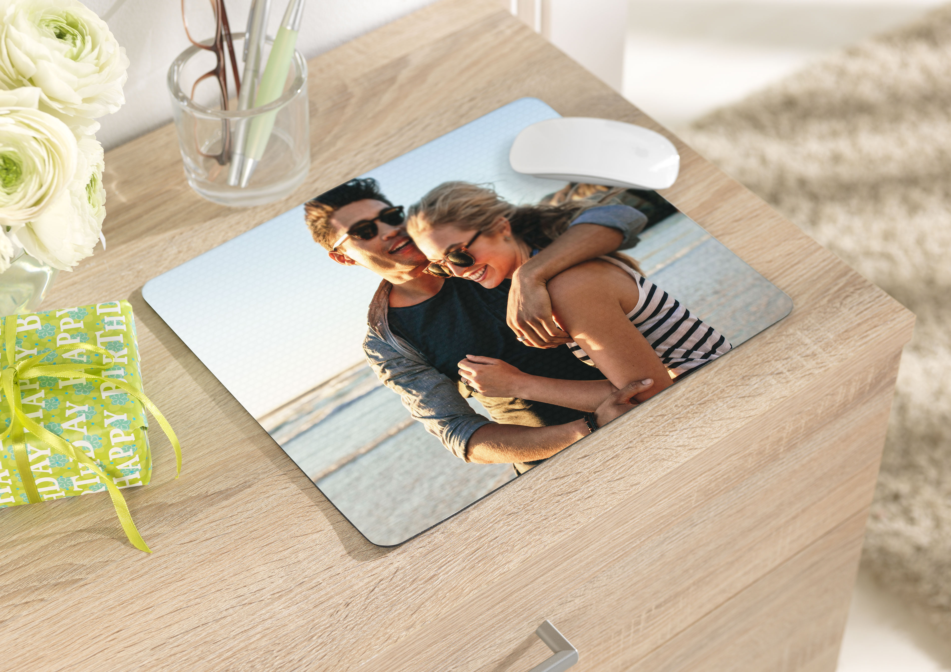 Detailbeeld foto muismat in ambiance met foto van een stel