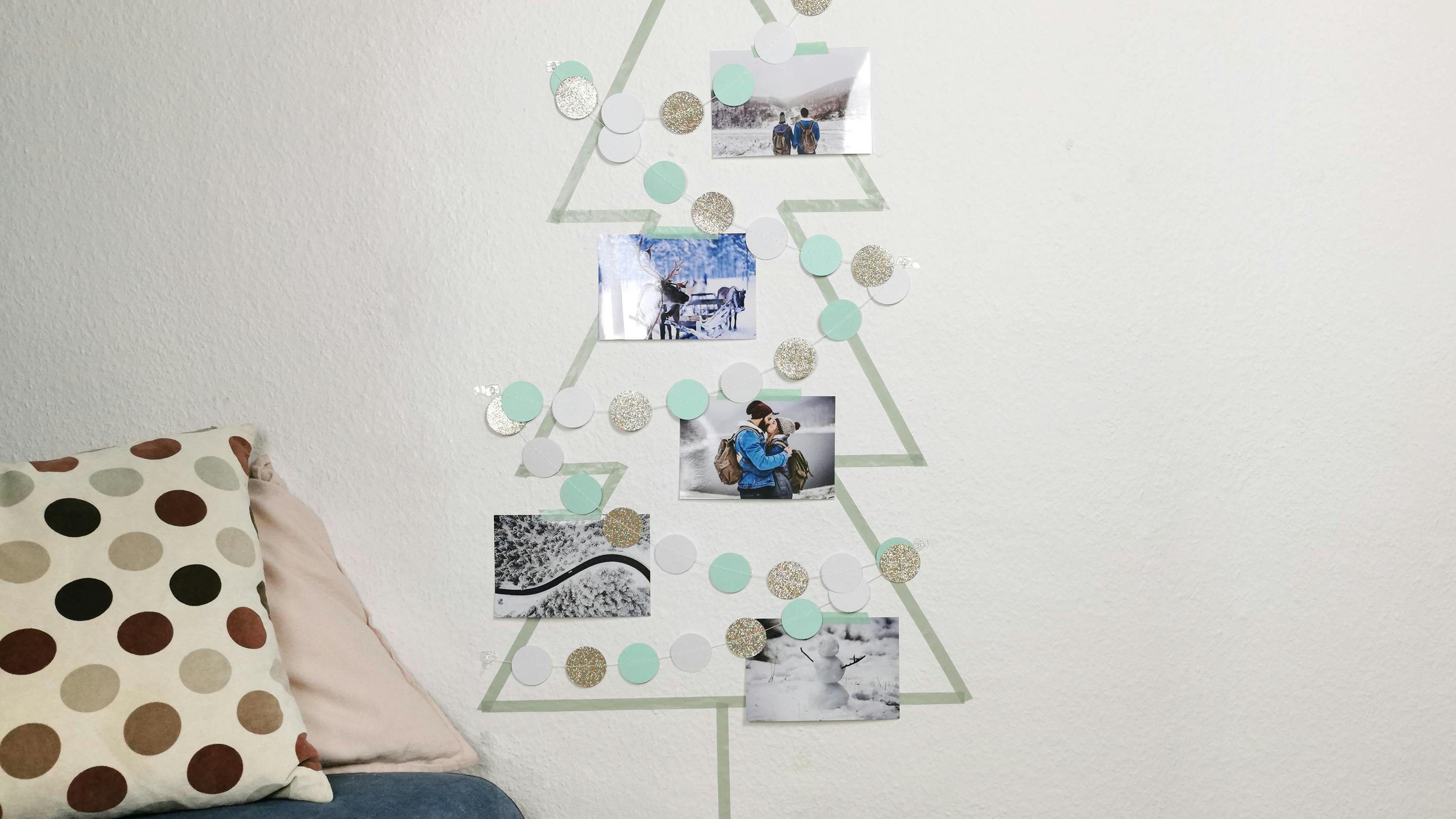 Pixum Fotoabzüge als Weihnachtsbaum angeordnet
