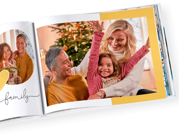 Åben Pixum fotobog med familiefotos i julestemning