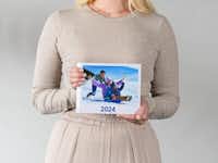 Pixum Fotobuch klein quer erstellen Pixum Fotobuch klein im Querformat mit einem Familienfoto im Schnee und der Jahreszahl 2024