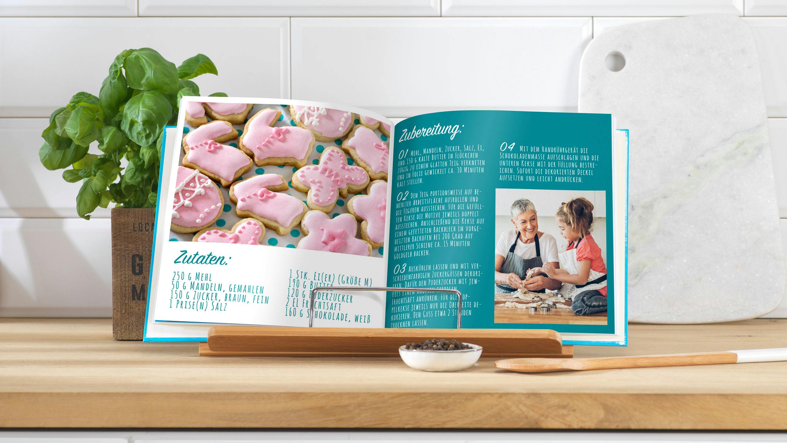 Fotobuch als Kochbuch mit Rezept und Fotos von Plätzchen und einer Oma mit ihrer Enkelin