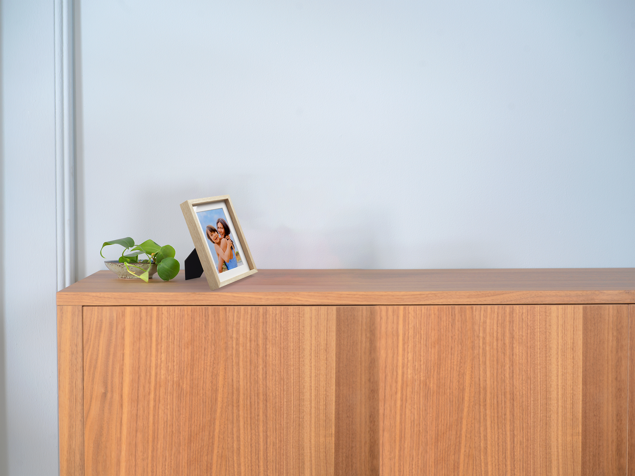 Foto di madre e figlio in una cornice di quercia, posta su una credenza