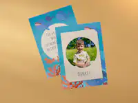 Karte mit Einsteckfoto als Geburtstagseinladung Eine Karte mit Einsteckfoto als Geburtstagseinladung liegend auf einem Tisch