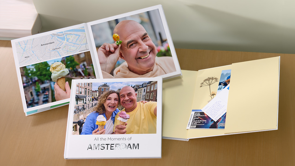 Fotobuch mit Erinnerungstasche gestaltet Bildern von einer Städtereise in Amsterdam von einem älteren Ehepaar 