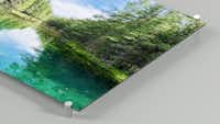Alu-Dibond Wandbild mit Klemmsystem Alu-Dibond Wandbild mit Klemmsystem, auf welchem ein See mit Wald zu sehen ist