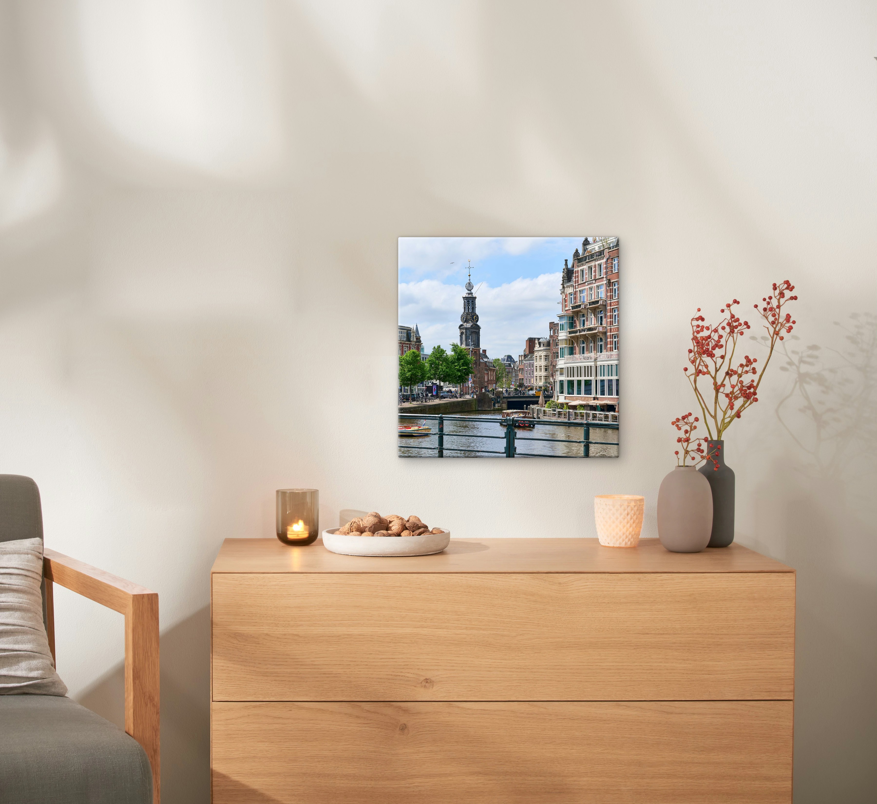 Een canvas in het formaat 40x40 cm met een foto van Amsterdam hangt aan de muur.