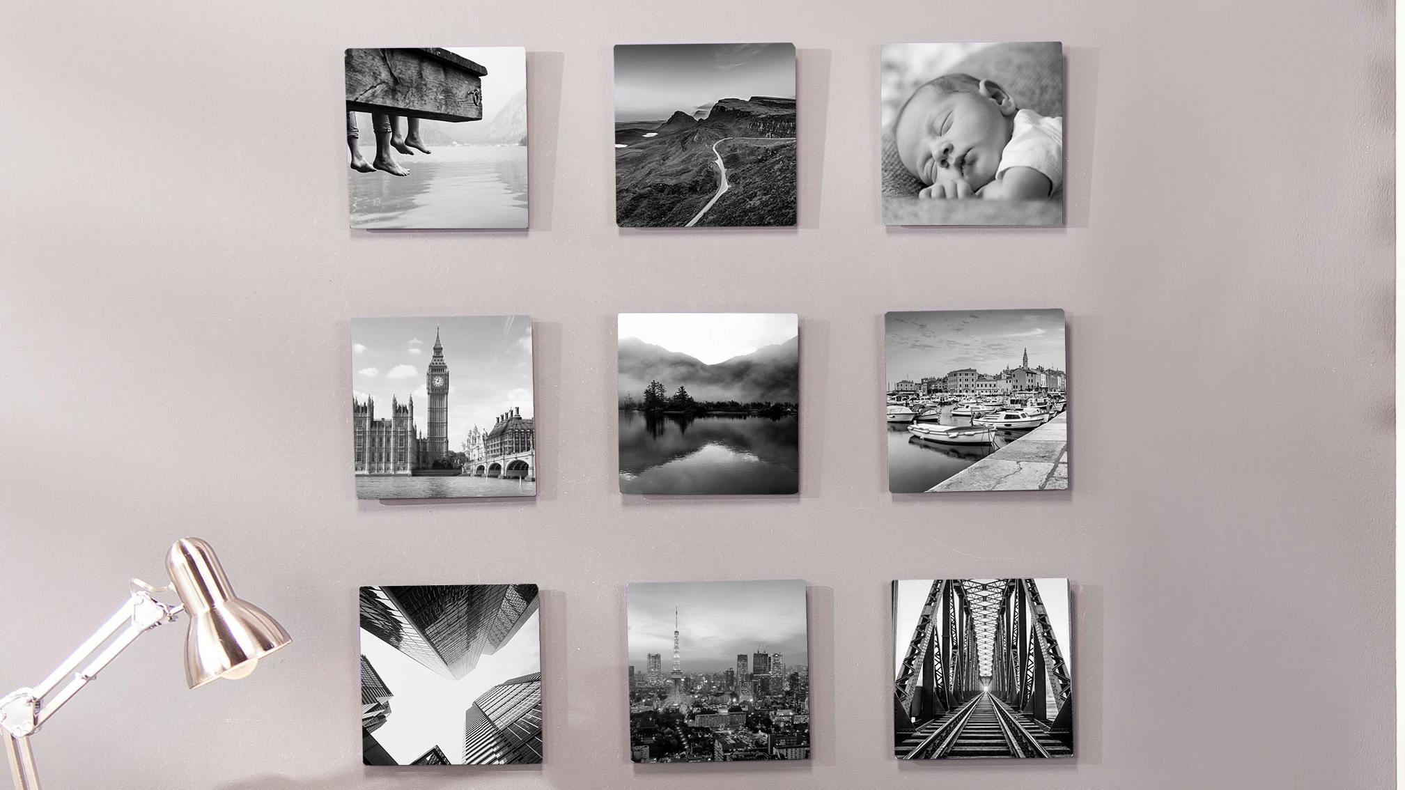 Tableaux photo carrés en noir et blanc, accrochés à un mur