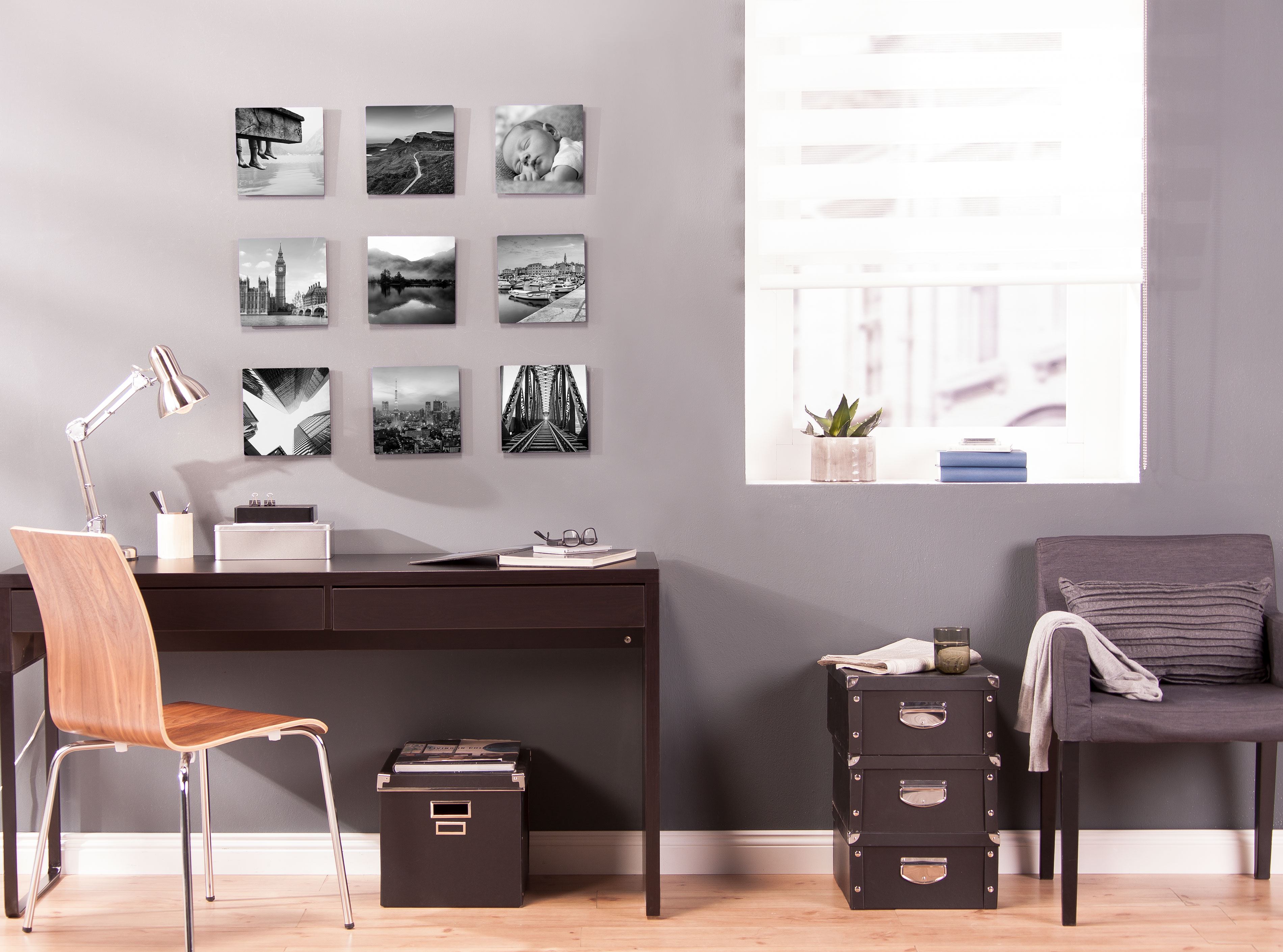 Quadratische Wandbilder in schwarz und weiß an einer Wand 