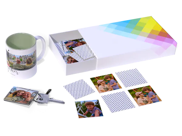 Freisteller von einem Foto-Memo mit Familienbildern, einer Fototasse mit salbeigrüner Innenfarben und einem rechteckigem Schlüsselanhänger mit Foto 