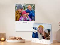 Wandkalender und Tischkalender mit einer Wochenübersicht Ein Wandkalender mit einem Familienfoto und ein Tischkalender mit dem Foto eines Pärchens mit Wochenkalendarium.
