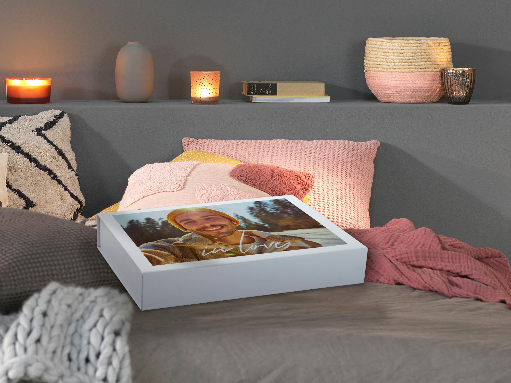 Foto-Geschenkbox zum Selbstbefüllen gestalten Foto-Geschenkbox zum Selbstbefüllen mit Foto eines Mannes im winterlichen Wald