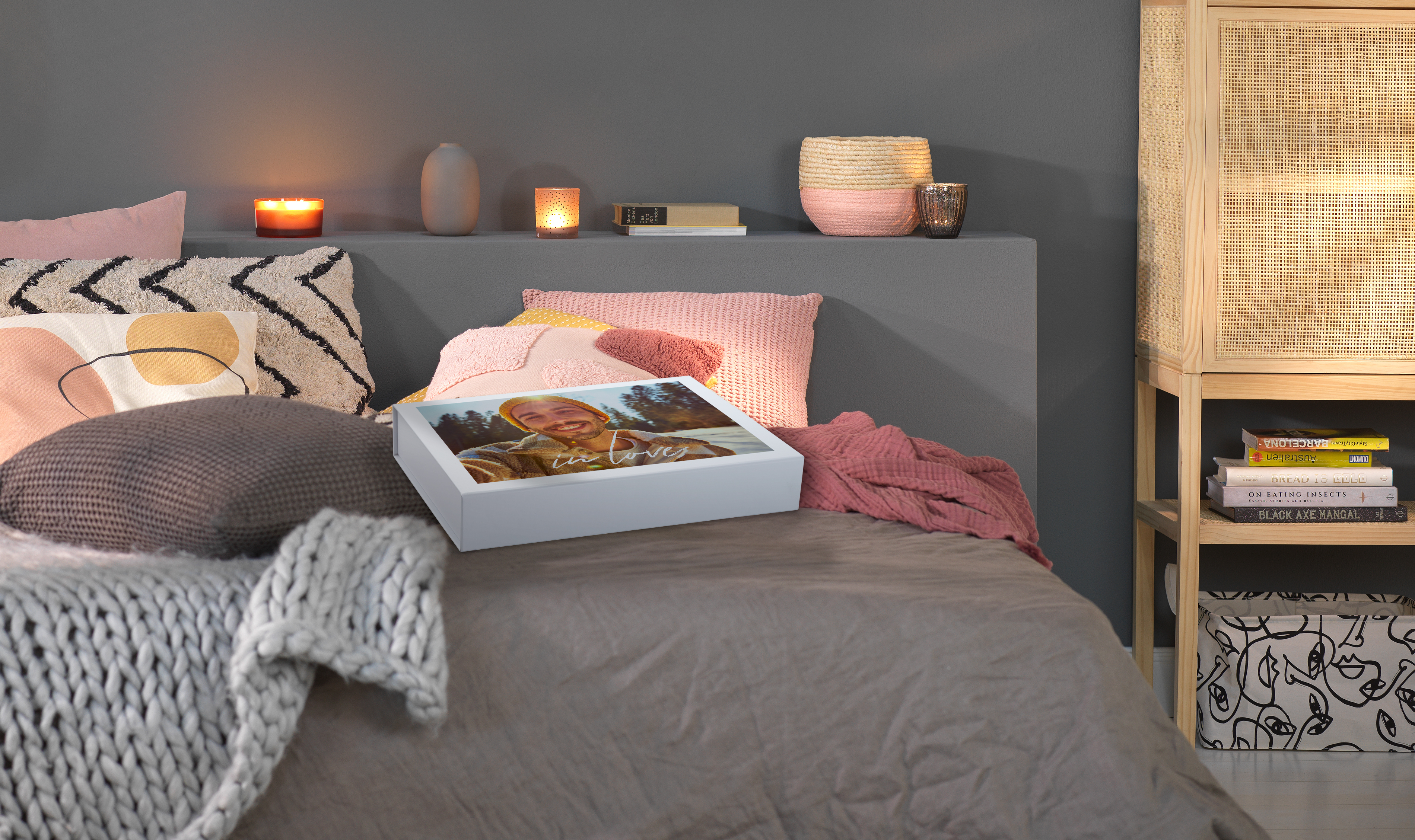 Caja regalo personalizada para rellenar encima de una cama