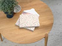 Boîte cadeau pour livre photo Pixum Livre photo Pixum dans une boîte emballage cadeau à pois colorés