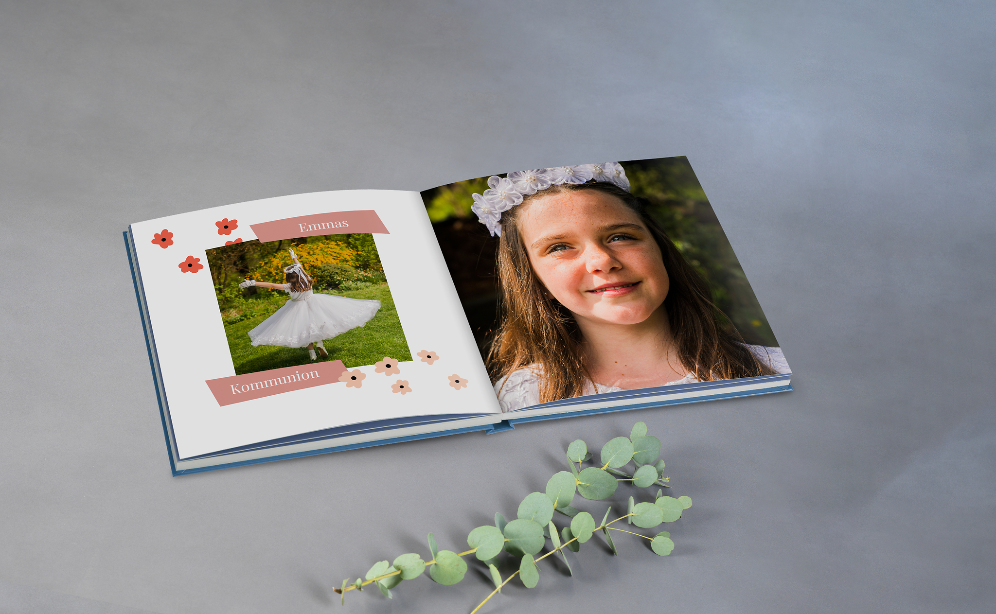 Fotobuch mit Fotos von eines Mädchens an ihrem Kommunionstag. Die Fotobuchseiten sind mit Blumen-Cliparts dekoriert.