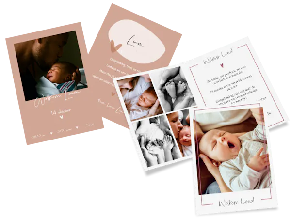 Geboortekaartjes maken Twee geboortekaartjes met insteekfoto liggen naast elkaar. Op de achterkant is er een tekst met het thema baby en op de voorkant een familiefoto.