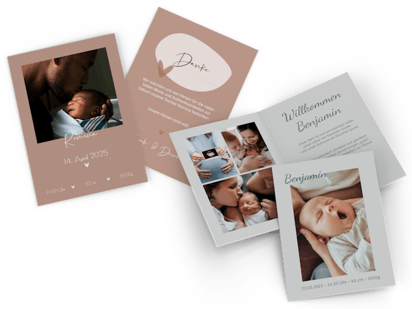 Individuelle Geburtskarten mit Foto Grußkarten zur Geburt liegen aufgedeckt nebeneinander, auf den Karten sind Texte zum Thema Baby und Babyfotos