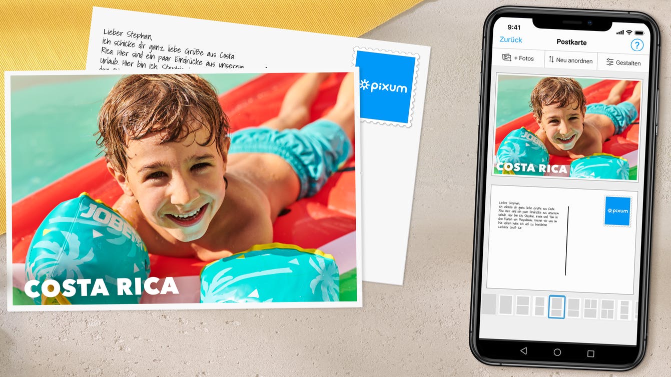 Pixum ansichtkaart met een foto van een jongen in het zwembad en een mobiele telefoon met de Pixum App ernaast
