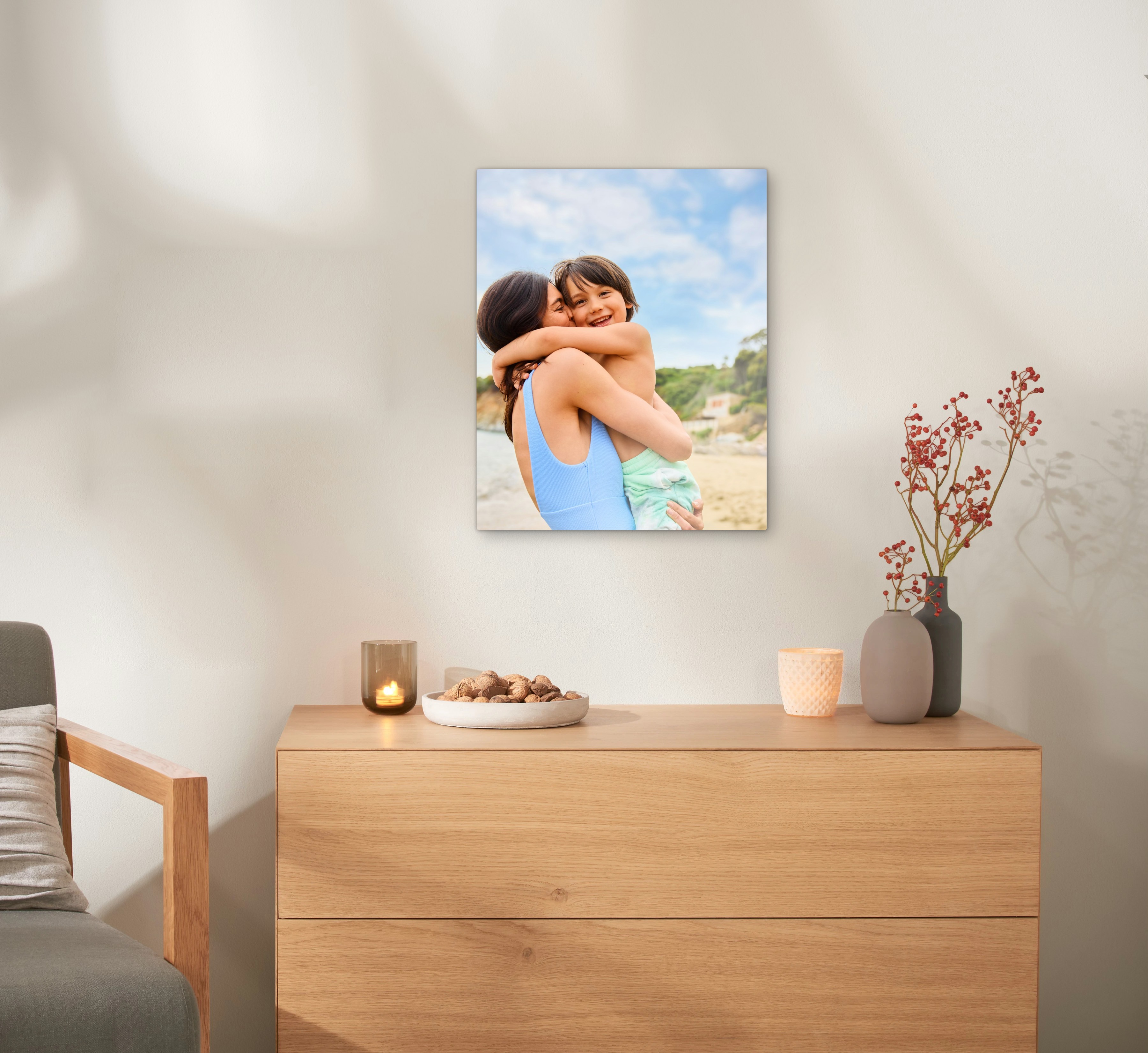 Pixum Galerie-Print mit Hochzeitsfoto als Wandbild über einer Kommode.