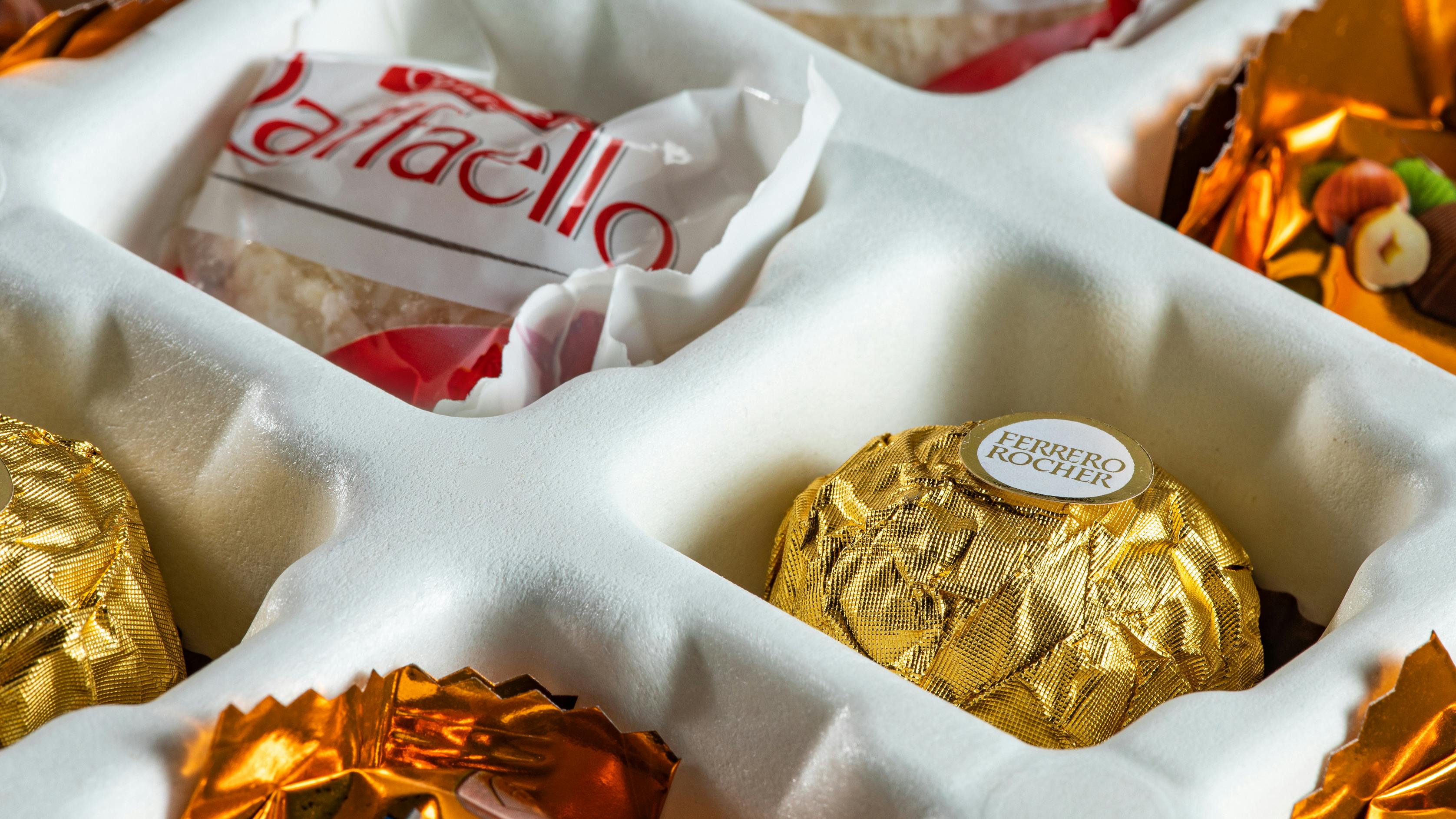 Imballaggio interno di un calendario dell'avvento personalizzato con cioccolatini Ferrero
