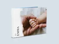 Crear un álbum de fotos de bebé Un álbum de fotos de bebé con un diseño elegante y fotos personales.