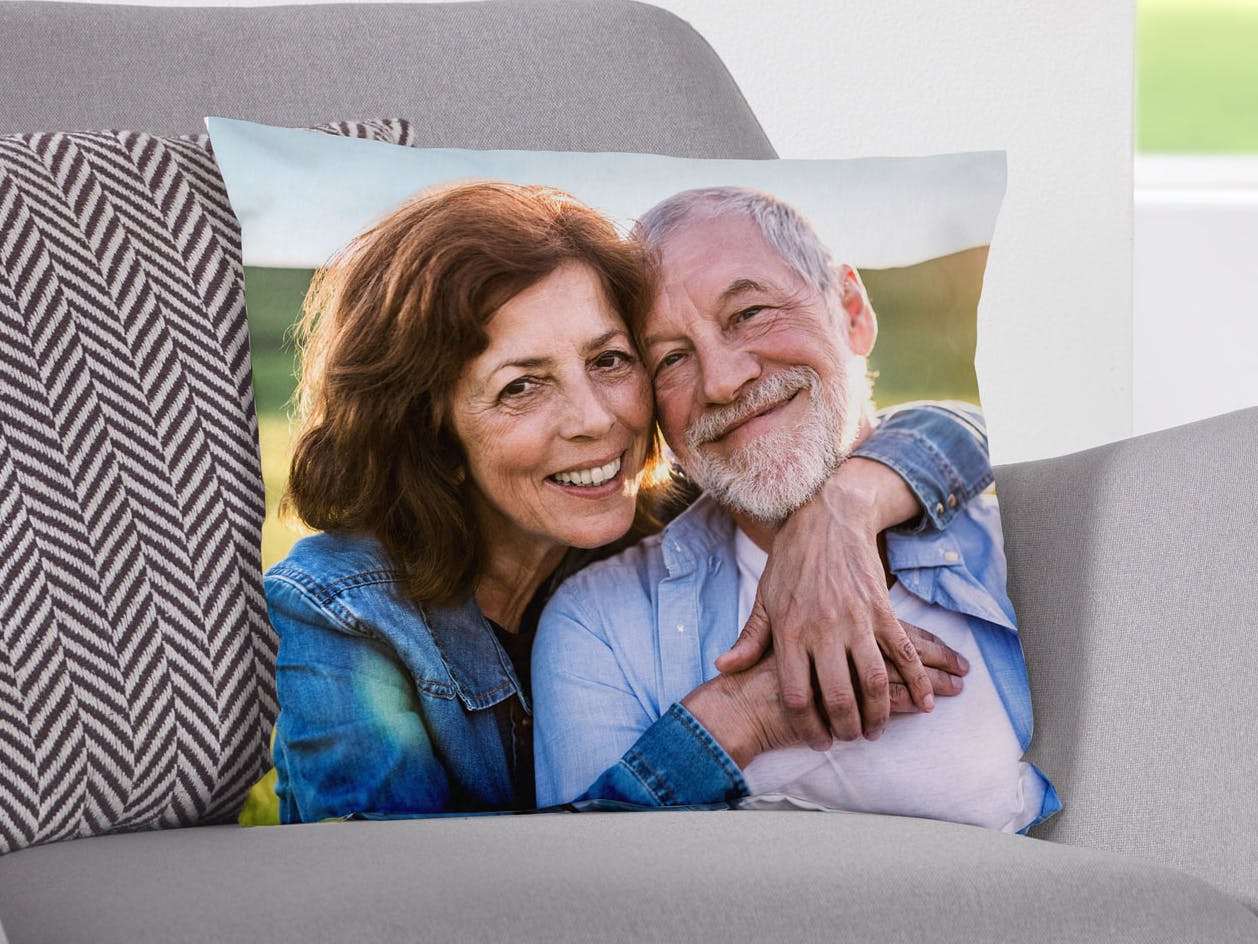 Fotokissen 40x40 cm gestalten Fotokissen 40x40 cm quadratisch mit Paarmotiv im Ambiente