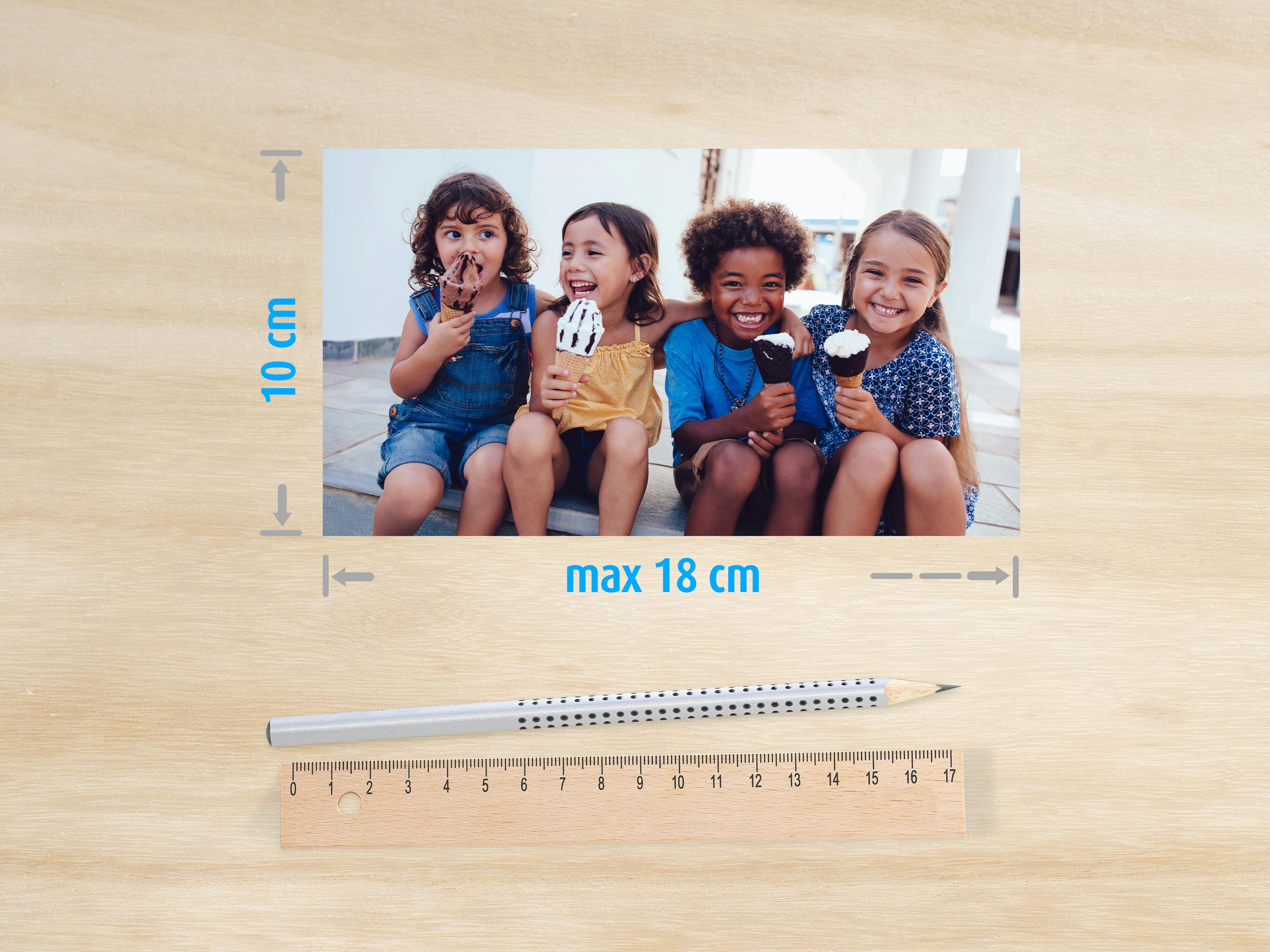 Foto van kinderen in het formaat 10x18 cm op een tafel