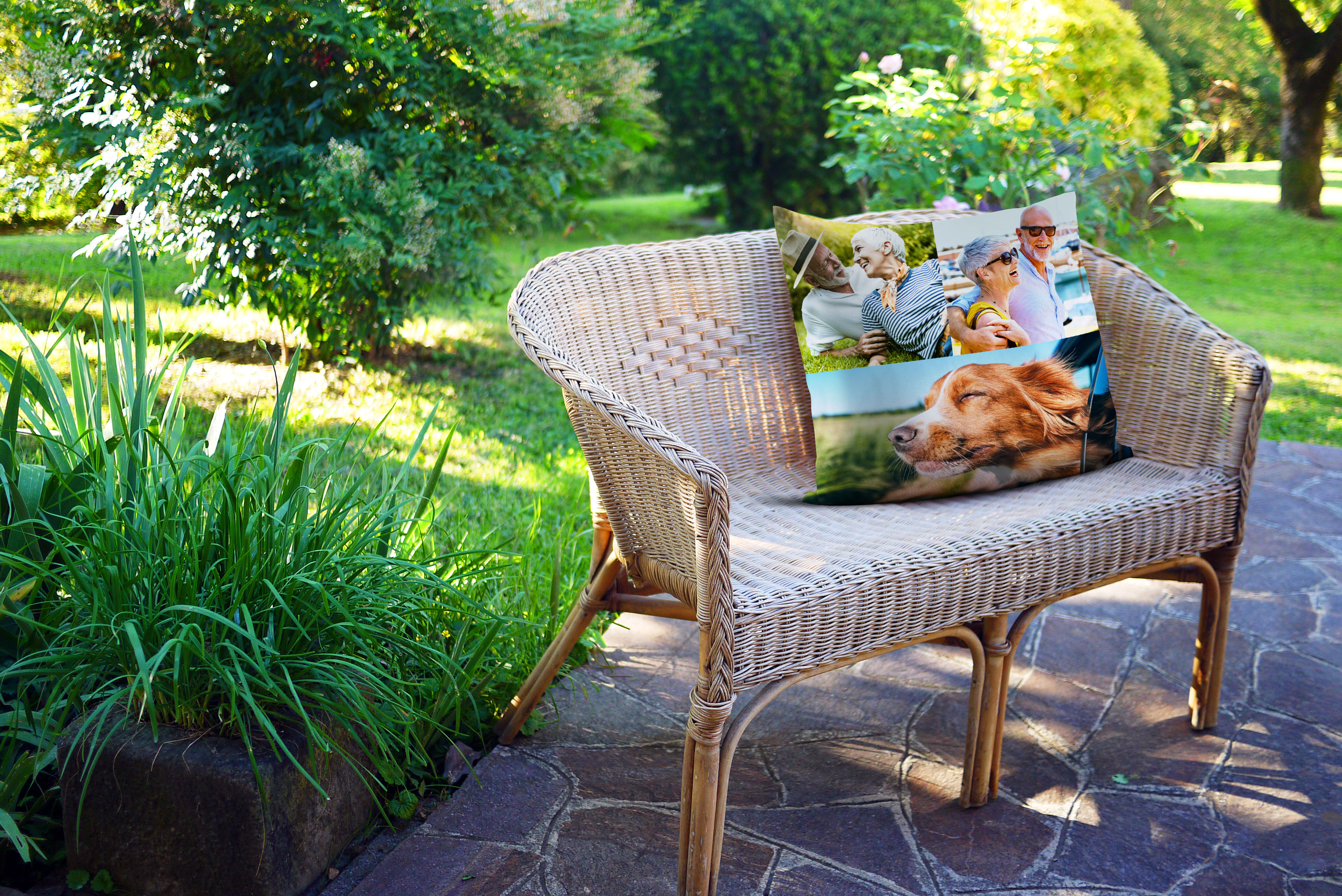 Fotokissen-Collage mit Bildern von Senioren im sommerlichen Ambiente auf einer Rattanbank 