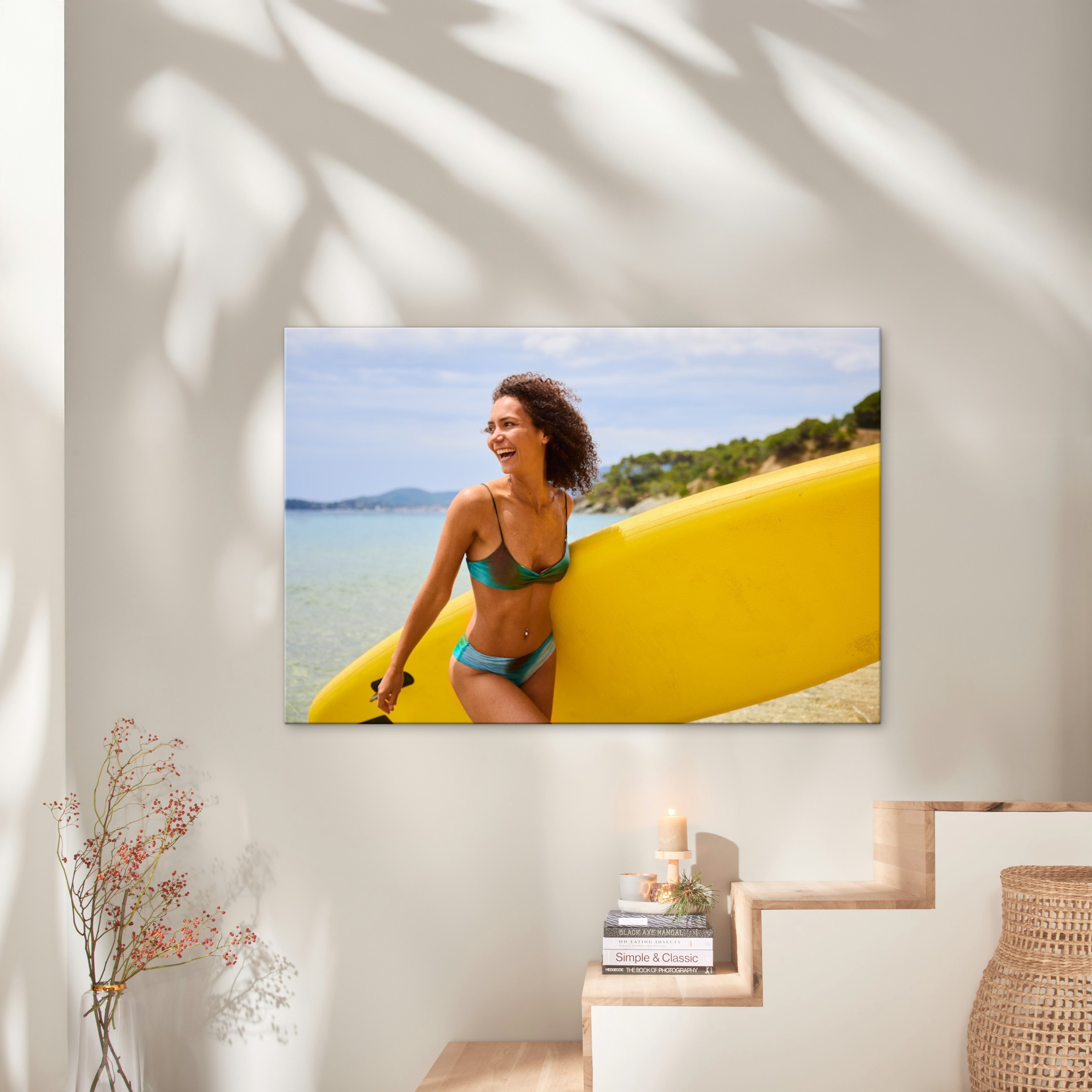Une photo d'une femme avec une planche de surf sur la plage sur une toile au format 120x80 cm.