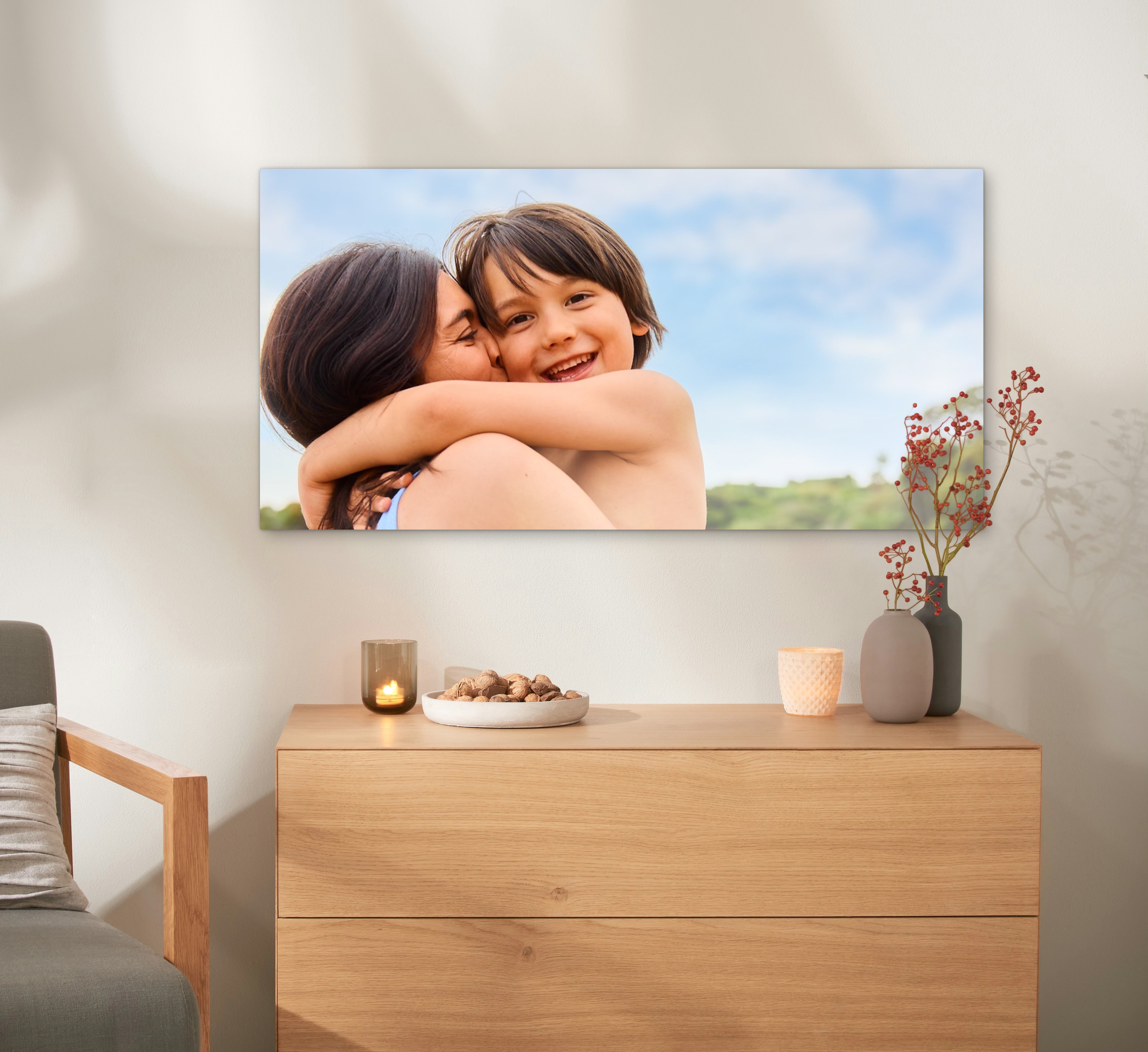 Pixum Galerie-Print mit Hochzeitsfoto als Wandbild über einer Kommode.