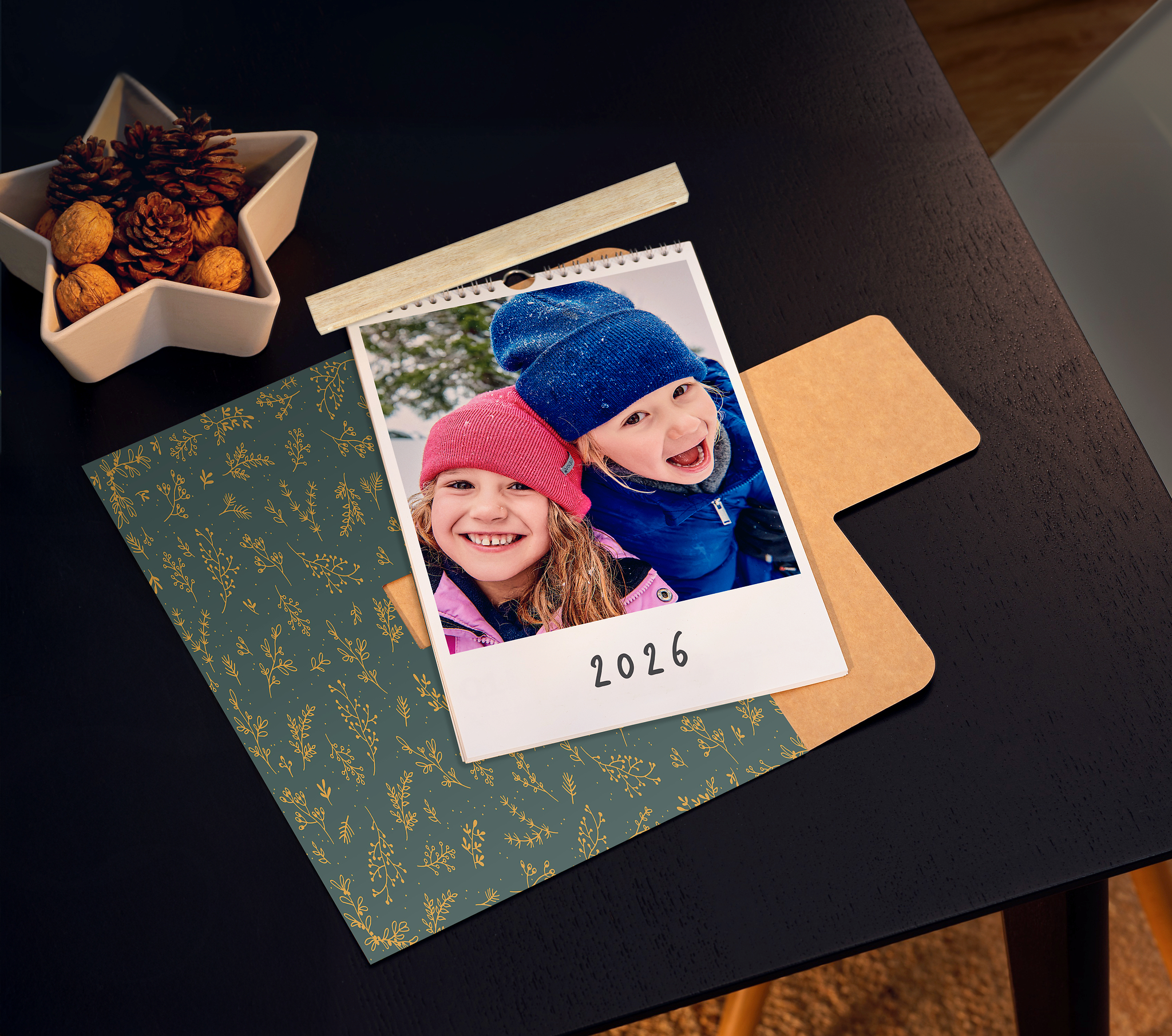Calendario personalizado A4 con la foto de dos niños en la nieve y con un estuche regalo verde