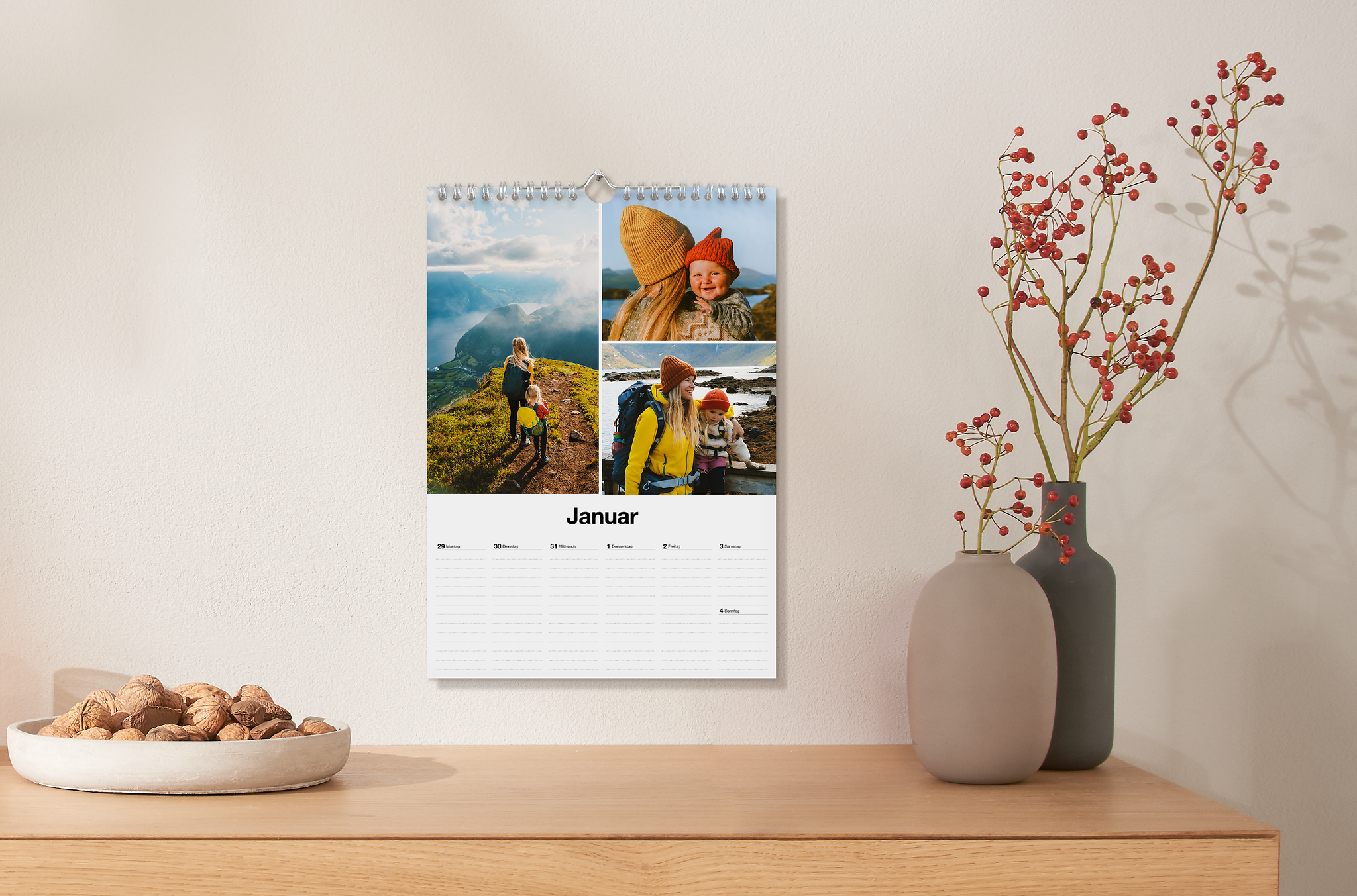 Wandkalender mit einer Fotocollage von einer Familie, der die Wochentage übersichtlich anzeigt.