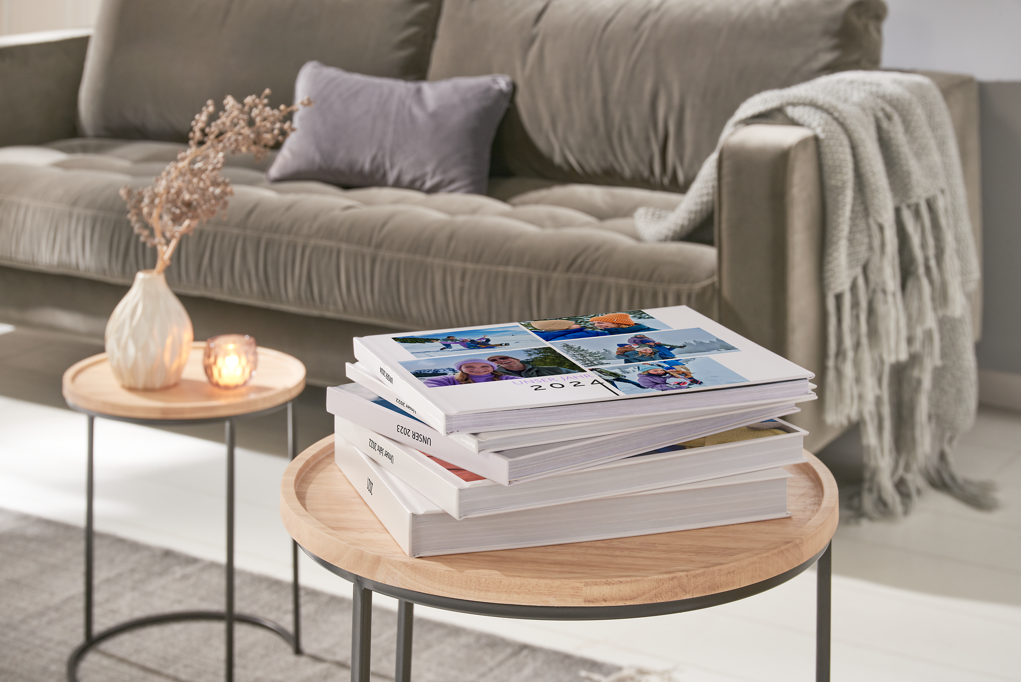 Álbumes de fotos amontonados en una mesa