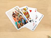 Spillekort med personlige fotos Foto-spillekort til poker med et billede af en vennegruppe.