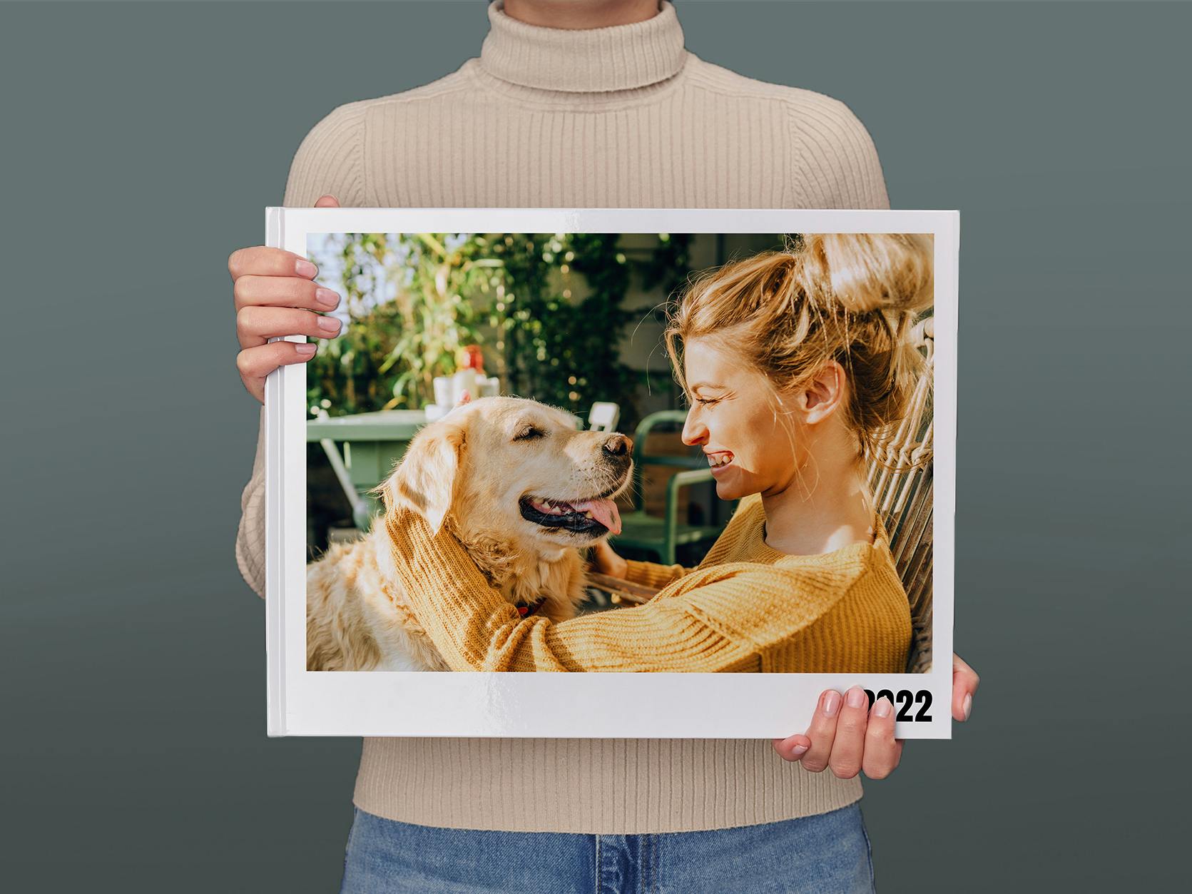 Pixum Fotobuch XXL quer Eine Frau hält ein Pixum Fotobuch XXL quer in den Händen