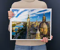 Fotoboek XXL liggend Persoon houdt een fotoboek vast met daarop een lavendelveld bij zonsondergang met een boerderij en boom op de achtergrond.