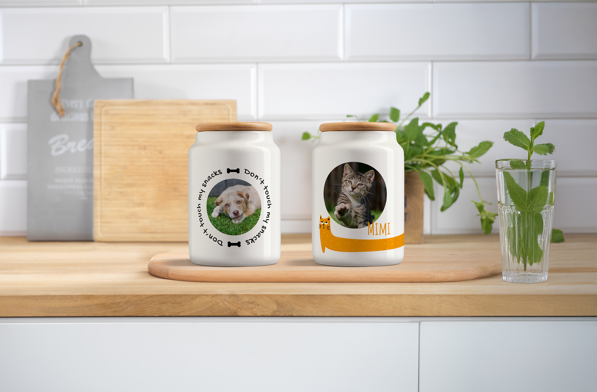 Barattoli per snack personalizzati con immagini di un cane e di una gatta.