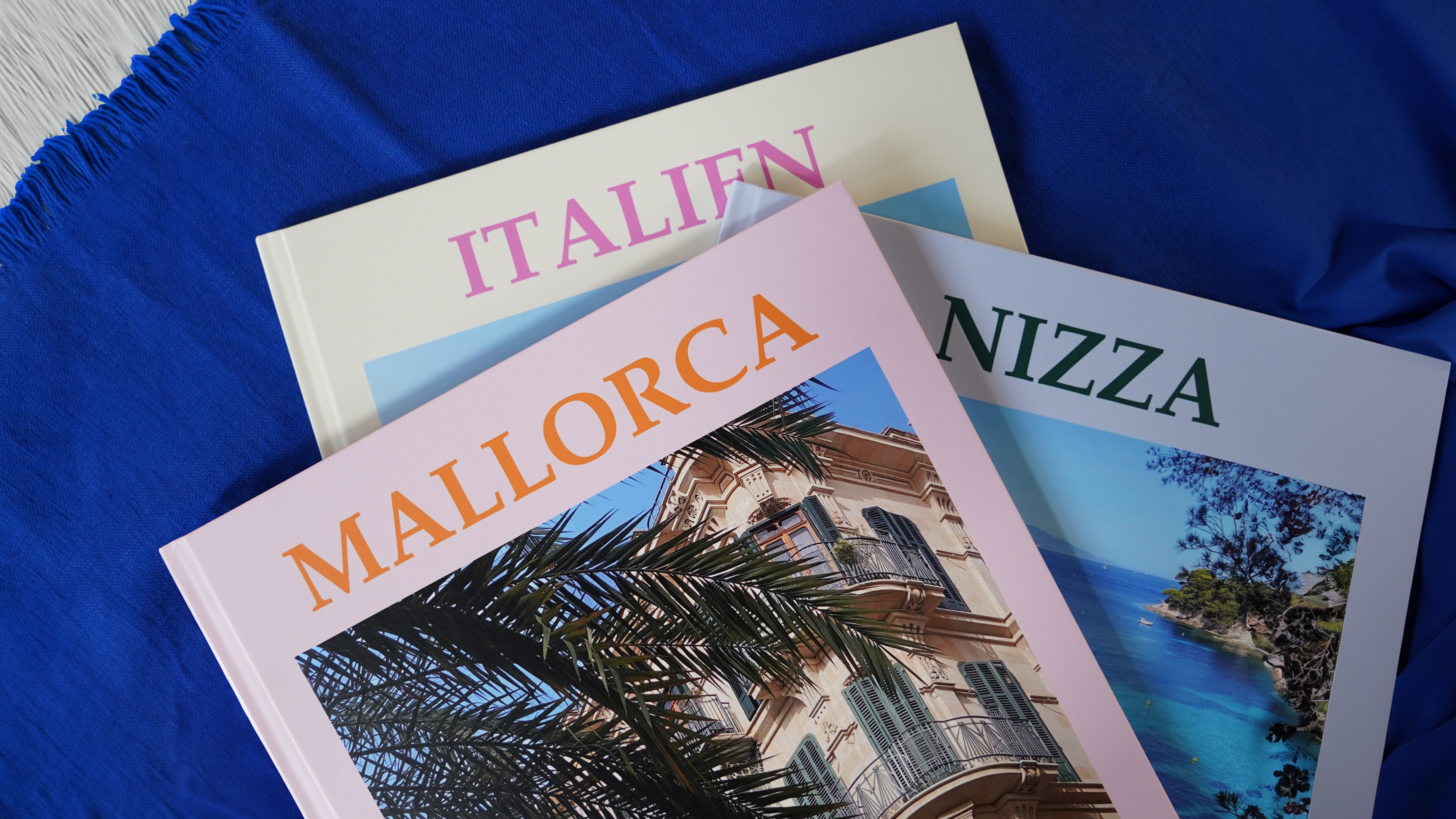 Mehrere Coffee Table Books mit der Reisevorlage 