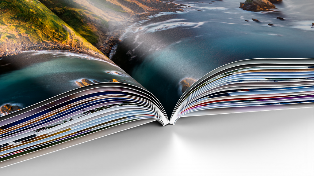 Detailaufnahme eines Pixum Fotobuches mit Softcover-Bindung und mattem Premiumpapier