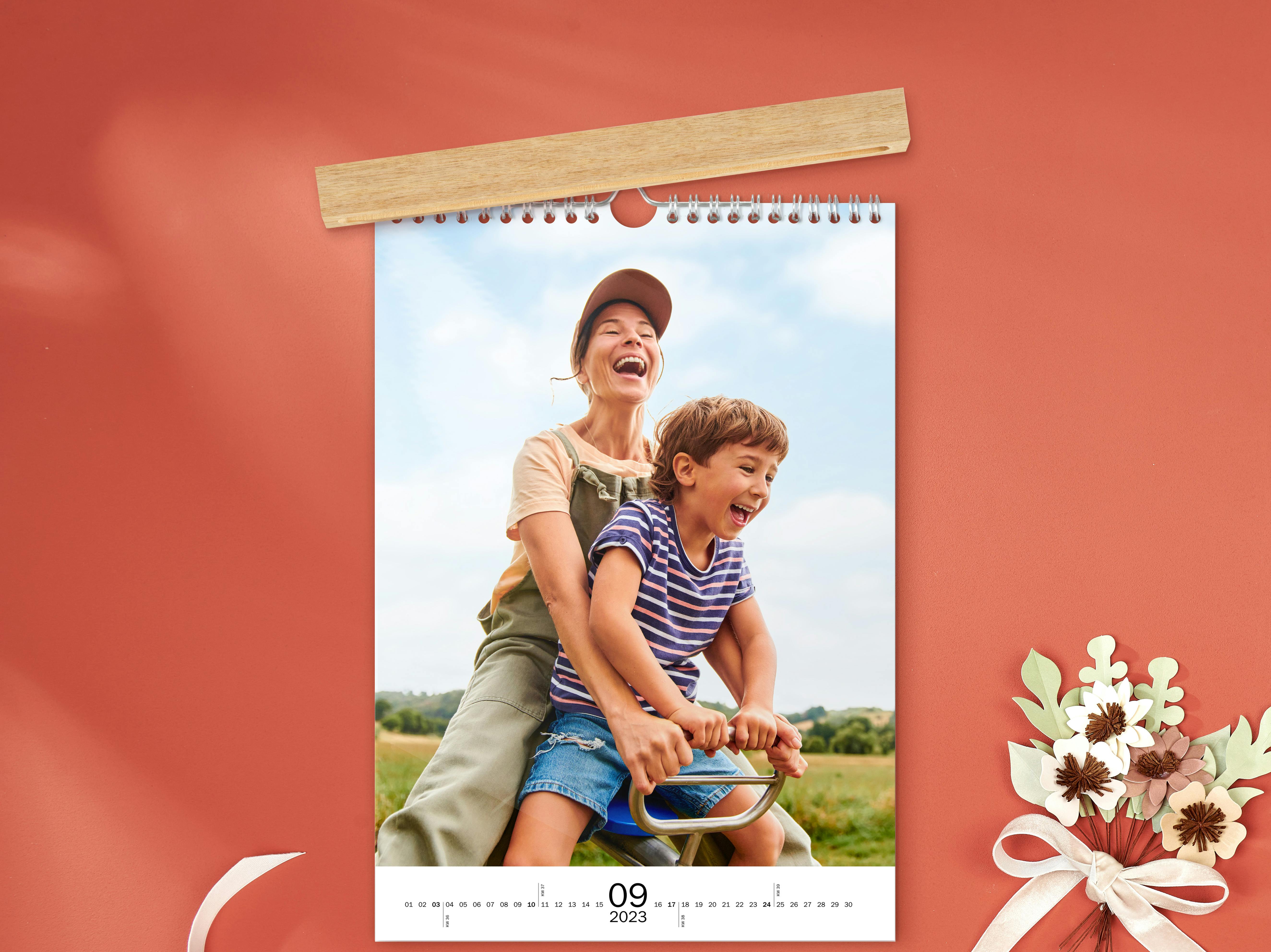 Pixum Wandkalender Wandkalender A4 mit Holzleiste und einem Mutter-Sohn-Foto