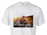 T-Shirt mit Familienbild und Design 'I love you' T-Shirt mit einem Familienbild von Großeltern und Enkeln und dem Design 'I love you'