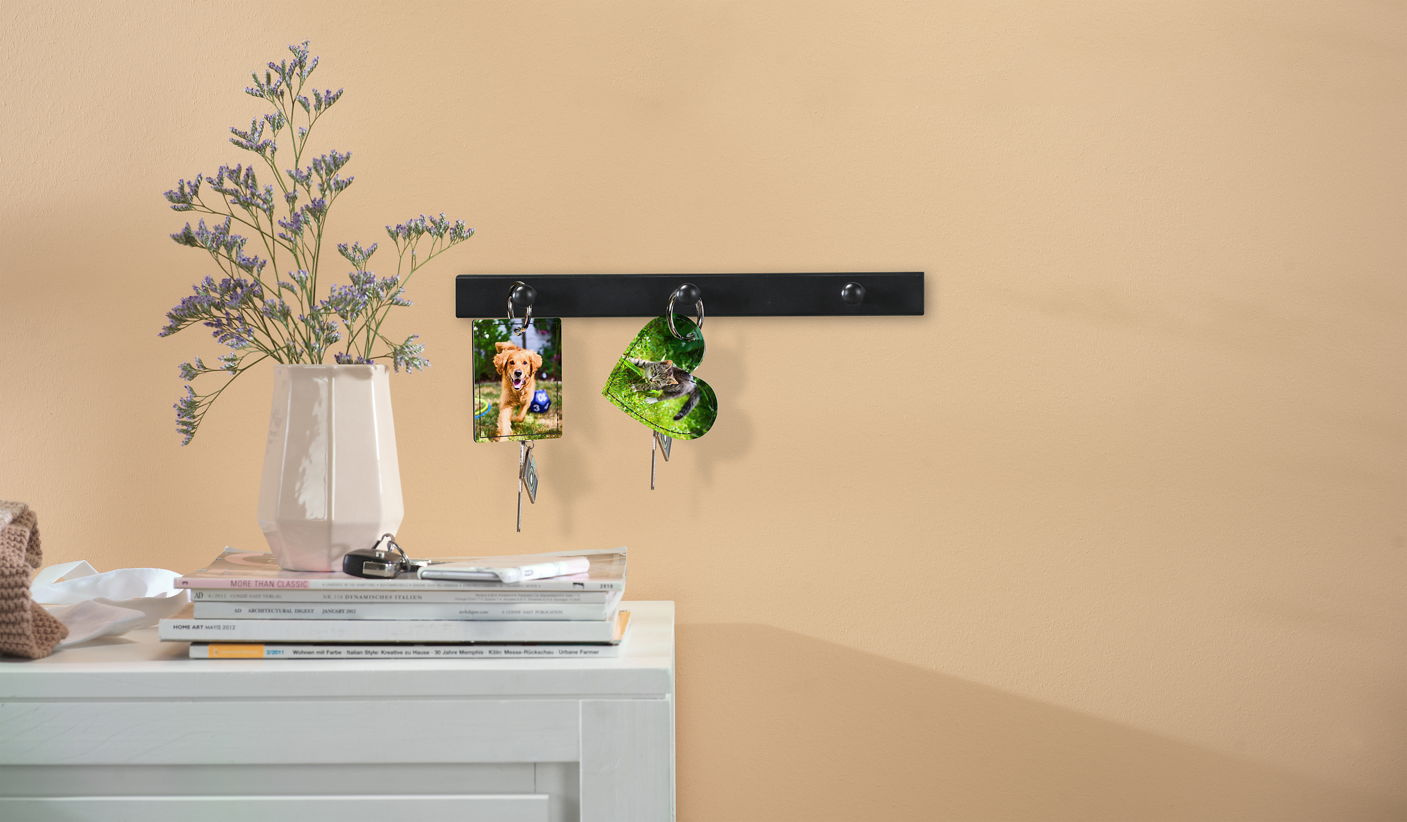 Schlüsselanhänger in Rechteck und Herzform mit Fotos von Hunden an einem Schlüsselbrett 