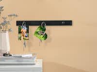 Schlüsselanhänger in Rechteck und Herzform mit Fotos von Hunden Schlüsselanhänger in Rechteck und Herzform mit Fotos von Hunden an einem Schlüsselbrett