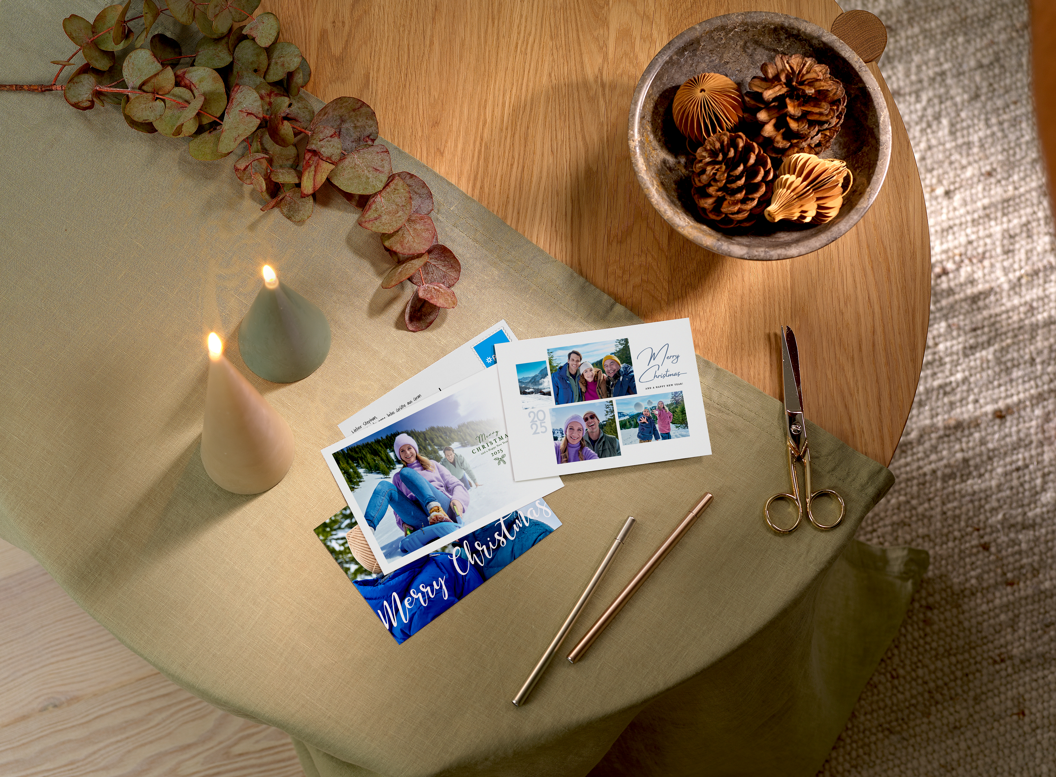 Ein Stapel von Pixum Postkarten mit persönlichen Fotos und Grüßen zu Weihnachten