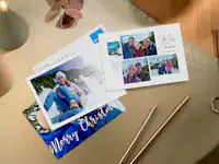 Pixum Postkarten mit persönlichen Fotos und Grüßen versenden Ein Stapel von Pixum Postkarten mit persönlichen Fotos und Grüßen zu Weihnachten