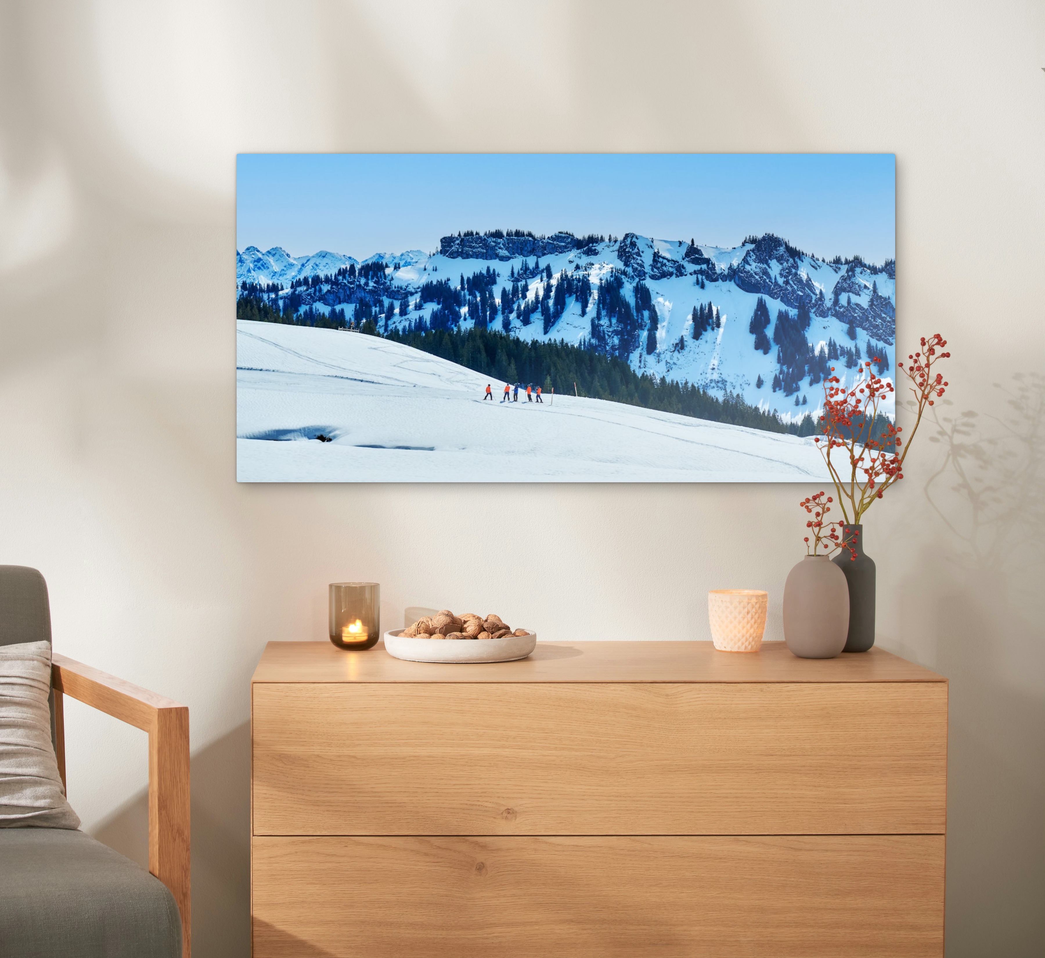 Ein Wandbild aus Alu-Dibond hängt an einer Wand. Darauf ist eine Landschaft abgebildet.