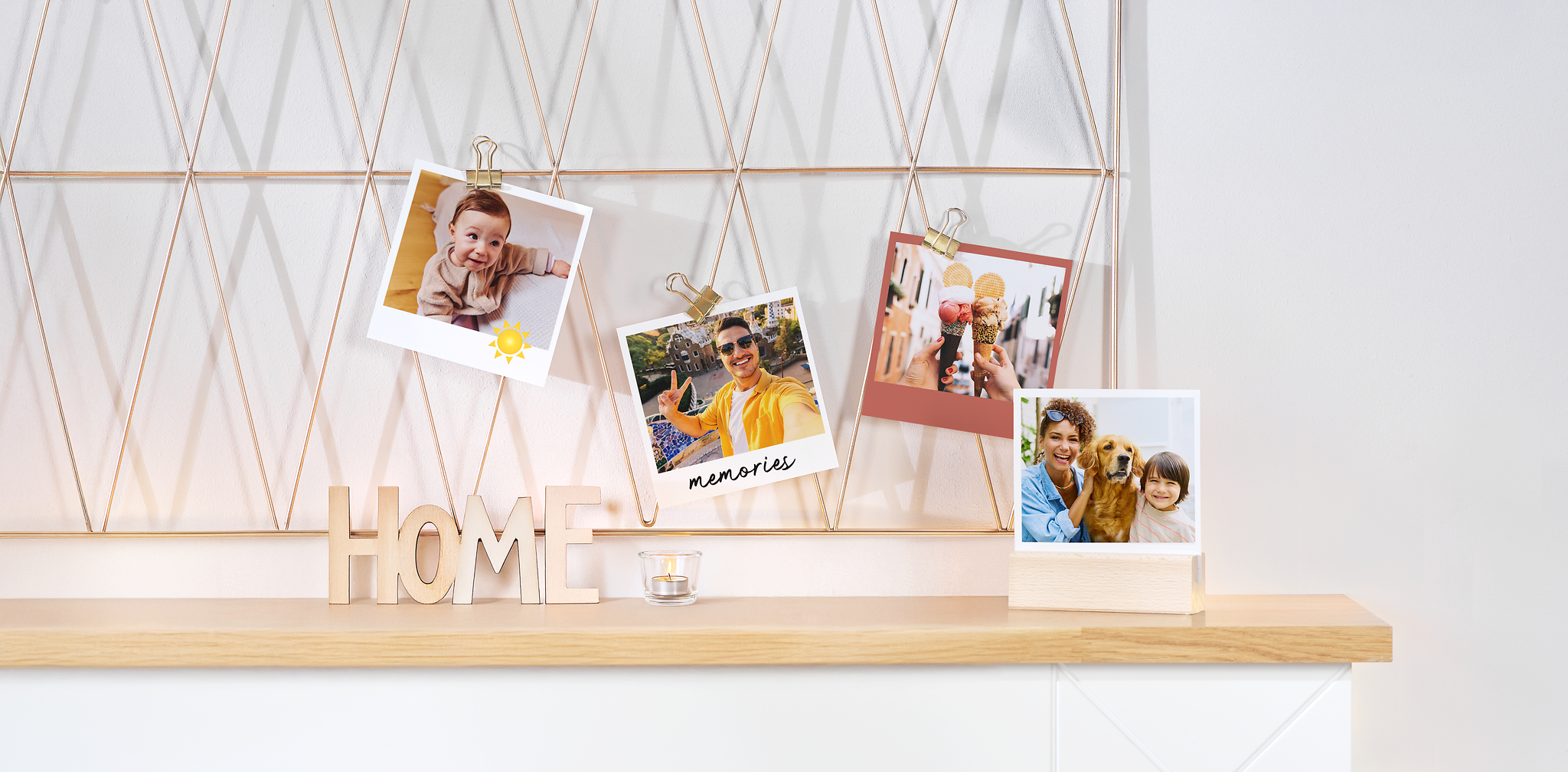  Des photos rétro avec différentes photos de l’année disposées sur un mur photo