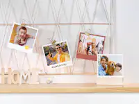 Photos rétros Des photos rétro avec différentes photos de l’année disposées sur un mur photo