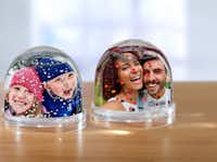 Foto-Schneekugeln mit Schnee und Herzen Eine Foto-Schneekugel mit winterlichem Bild von zwei Kindern und eine Glitzerkugel mit Bild von einem fröhlichem Pärchen gefüllt mit Glitzerherzen.