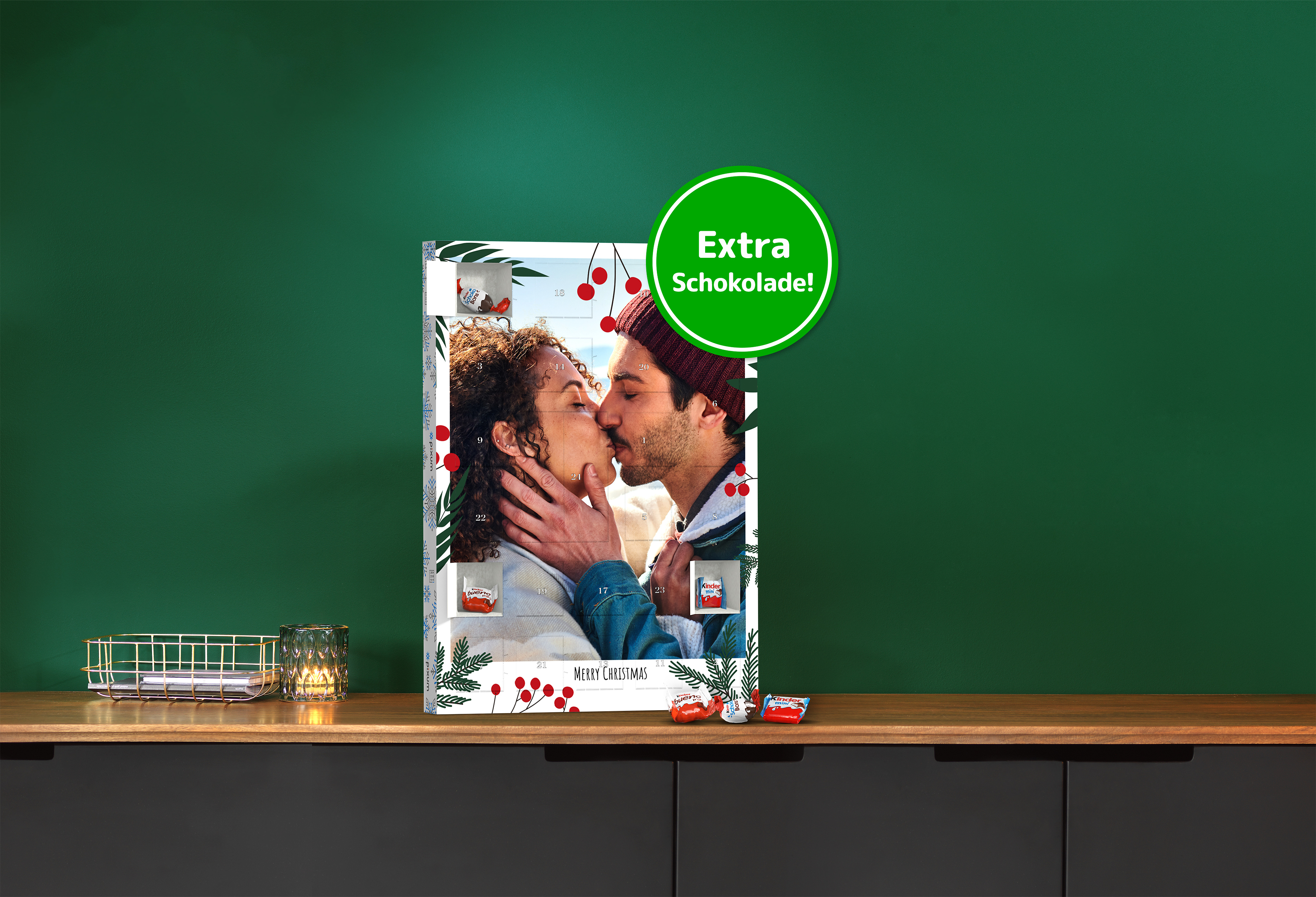 Pixum Adventskalender auf einer Kommode vor einem grünen Hintergrund im Hochformat mit Schokolade